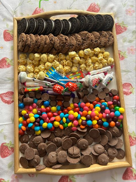 Birthday Party Snack Board, Snack Board For Movie Night, Candy Food Board, Sleepover Snack Tray, Movie Snack Tray Ideas, Bored Night Food, Movie Tray Ideas, Movie Night Snack Box Ideas, Snacks For Sleepovers Movie Nights