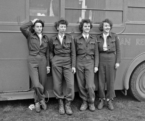 Women In Wartime - American Red Cross Clubmobile Ww2 Women, Wwii Women, Womens History, 1940s Women, Vintage Blog, American Red Cross, Foto Vintage, 1940s Fashion, Working Woman