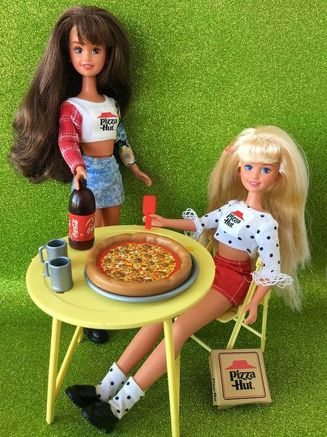 Pizzas, Im A Barbie Girl, Pizza Party, Barbie Friends, Barbie Girl, Vintage Barbie, Pizza, Bar