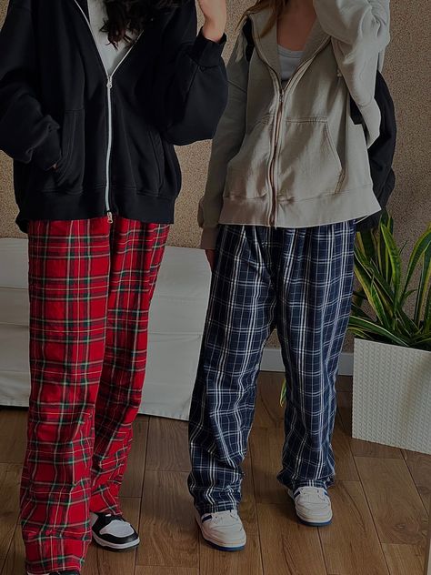 Cute Plaid Pants Outfits, Flannel Pants Pajamas, Plaid Pants Outfit Pajama, Plaid Pyjama Bottoms Outfit, Pijama Pants Aesthetic, Pjs Pants Aesthetic, Red Pajama Pants Outfit Aesthetic, Oversized Pajama Pants, Flannel Trousers Outfit