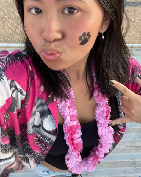 Girl dressed up as tourist Hawaii beach spirit day at high school Face Paint High School Football, Prep Rally Face Paint, Football Face Paint High School, Tourist Spirit Day, High School Rally, Pep Rally Face Paint, Aesthetic Coming Of Age, American High School Aesthetic, School Spirit Face Paint