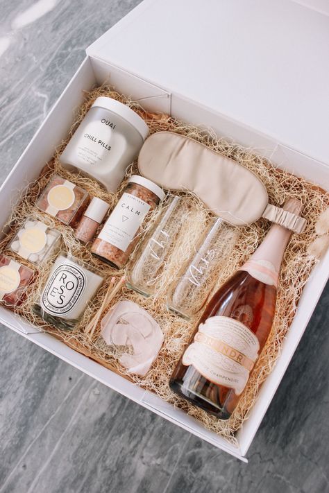 Bride Gifts Basket, Bridal Shower Box Ideas, Bride Present From Bridesmaid, Bridal Shower Gift Box Ideas, Bride Gift Bag Ideas, Gifts For Bride To Be From Bridesmaid, Cute Wedding Gifts For Bride, Bride To Be Gift Box Ideas, Bridal Shower Gifts For Bridesmaids