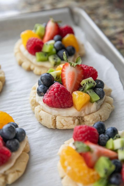 Summer Desserts, Fruit Pizza Cookies, Pizza Cookies, Fruit Pizza, Think Food, Snacks Für Party, Eat Dessert, Fresh Fruit, Cooking And Baking