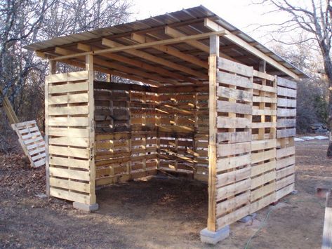 A shed is almost essential for every home.  Where else can you store the tools, lawn mower and miscellaneous stuff that doesn't fit in the house? This one is that bit better because it's made from recycled pallets. It's good for your pocket since they are sold at very low prices if not free. Would you believe that the shed featured here costs less than $500? And that includes all other materials such as the concrete, frames, roofing and exterior walls! Not bad for a large, strong shed, right?... Pallet House, Shed Out Of Pallets, Casa In Pallet, Pallet Barn, Pallet Building, Horse Shelter, Pallet Shed, Run In Shed, Wood Shed