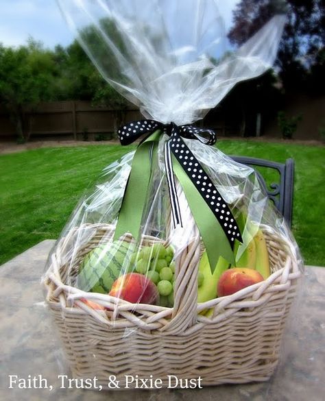 love how a little cellophane makes even fruit look soooooo awesome. Fruit Basket Diy Gift, Fruit Baskets Diy, Basket Garden, Fruit Hampers, Best Gift Baskets, Fruit Basket Gift, Fruit Packaging, Healthy Gift, Wedding Gifts Packaging