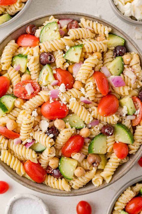 This Greek pasta salad with feta is a perfect side dish for picnics and barbecues, and it makes a great tasting lunch, too! It’s easy to make and so delicious. Vegetarian Greek Pasta Salad, Pasta Greek Salad, Greek Side Salad, Pasta Salad Feta, Greek Pasta Salad With Feta, Pasta Salad Meal, Mediterranean Vegetarian Recipes, Pasta Salad With Feta, Mediterranean Vegetarian