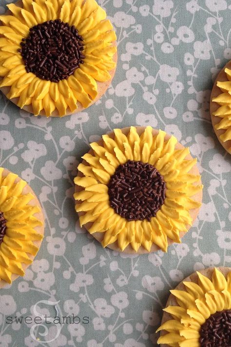 How To Make Sunflower, Sunflower Cookies, Wilton Tips, Ideas For Baby Shower, Sunflower Cakes, Sugar Cookie Royal Icing, Thanksgiving Cookies, Spring Cookies, Decorating Videos