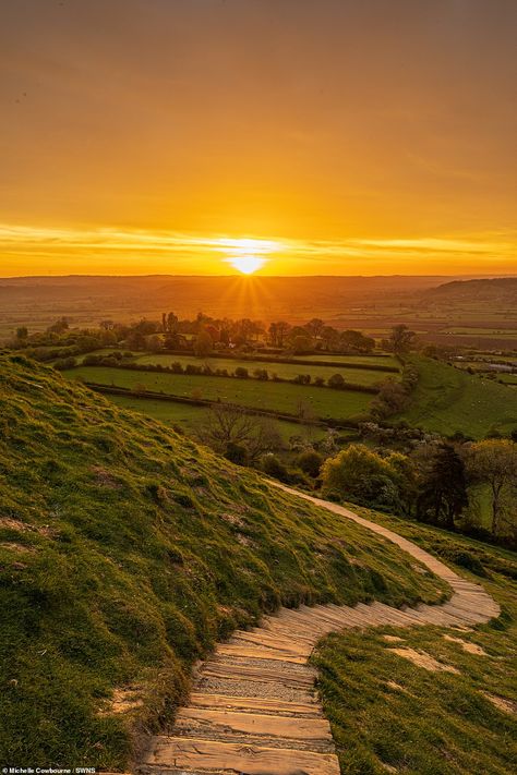 The sun rising over Glastonbury on Thursday morning as the bank holiday is set to begin wi... Zicxa Photos, Good Morning Sun, Natural Aesthetics, Morning Aesthetic, Uk Beaches, Sun Aesthetic, Morning Rose, Sunrise Pictures, Sunset Rose