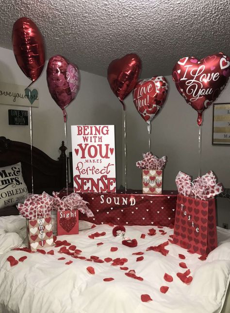 15 DIY Valentine's Day Decoration: Boyfriend Romantic Room ~ Matchness.com 5 Senses Gift For Boyfriend, 5 Senses Gift, Valentines Bedroom, Senses Gift, Hadiah Valentine, Saint Valentin Diy, Valentines Bricolage, Surprise Gifts For Him, Surprise Boyfriend