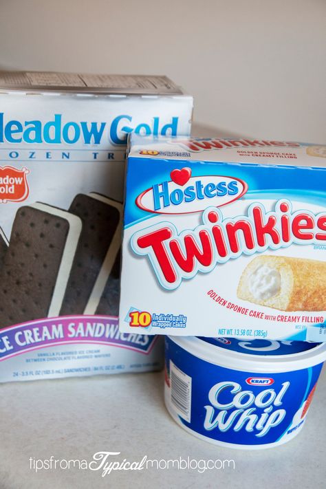 Frozen Twinkies and Ice Cream Sandwich Cake Pie, Simple Summer Desserts, Twinkie Desserts, Cloud Dessert, Ice Cream Sandwich Cake Recipe, Ice Cream Sandwich Dessert, Freezer Desserts, Twinkie Cake, Cream Sandwich Cake