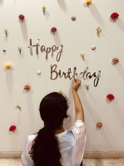 Moms Birthday Decorations, Birthday Aesthetic Minimalist, Birthday Decor Minimalist, Simple Floral Birthday Decor, Unique Backdrop Ideas Birthday Parties, Birthday Decor For Mom At Home, Birthday Decoration With Flowers, Minimalistic Birthday Decor, Simple Birthday Backdrop Ideas