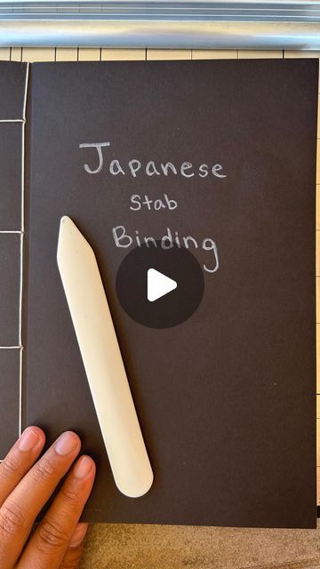 Different Book Binding Techniques, Japanese Binding Tutorial, Elastic Band Book Binding, Japanese Stitch Binding, Paper Binding Ideas, Japanese Stab Binding Tutorial, Japanese Book Binding Tutorial, Sketchbook Binding Ideas, Small Book Binding