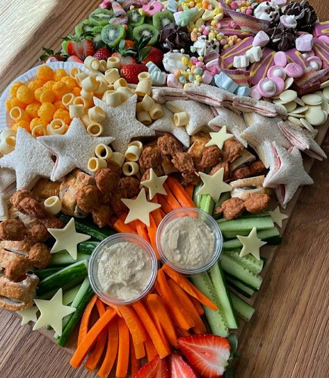 Party food 6 Year Birthday Party Food, Kids Food Table Party, Kids Party Food Platters, 1 Birthday Food Ideas, Kids Food Ideas Party, Party Food Boxes Kids, Kids Birthday Food Table, Kids Party Snack Table, Kids Party Platter