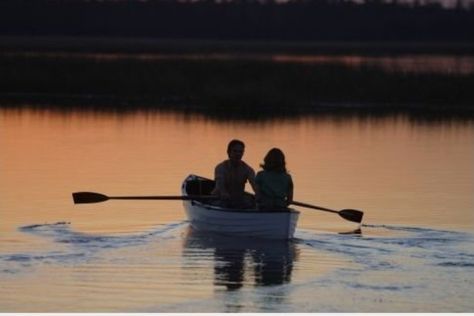 scene from "The Notebook" movie; lovers; couple; rowboat; romance; romantic; boat; lake; sunset; the look of love Nicholas Sparks, The Notebook, The Notebook Scenes, Allie And Noah, The Notebook 2004, Scene Aesthetic, Lake Painting, Summer Romance, Row Boat