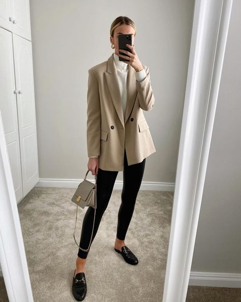 Deirdre Phelan pe Instagram: „Loving a blazer and loafer combo 😍 Blazer is back in stock on @zara 2753/232/704 ,faux leather leggings @topshop! Links on my story have a…” Ținute Business Casual, Outfit Mit Blazer, Office Fits, Corporate Baddie, Professional Outfits Women, Business Casual Outfits For Work, Stylish Work Attire, Corporate Outfits, Ținută Casual