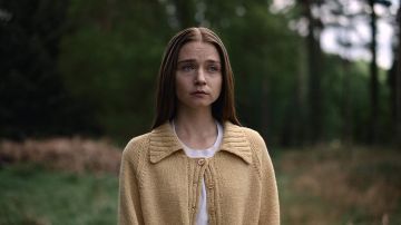 Yel­low Col­lar Cardi­gan worn by Alyssa (Jes­si­ca Bar­den) in The End of the F***ing World (Sea­son 2 #Yel­low #Col­lar #Cardi­gan worn by #Alyssa (#Jes­si­caBar­den) in #TheEndOfTheF***ingWorld #Serie #Season2  #fashion #outfits End Of The F World, James And Alyssa, Jessica Barden, Bouncing Ball, Balance Ball, Hd Graphics, Emotional Photography, Color Balance, Color Match