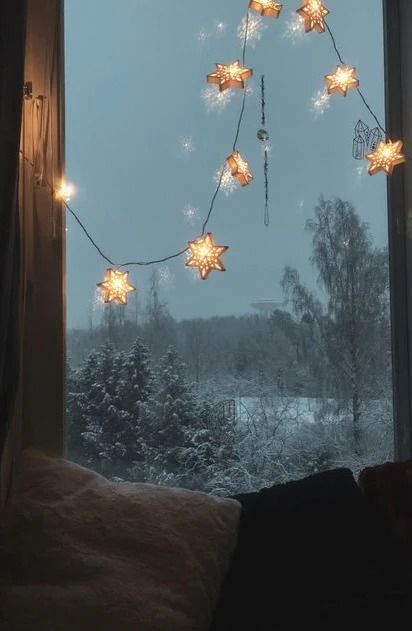 Cozy December Aesthetic, Snowy Room Aesthetic, Wind Down Aesthetic, Winter Decor Aesthetic, Aesthetic Winter Room, Soft Winter Aesthetic, Winter Room Ideas, Winter Bedroom Aesthetic, Christmas Cozy Aesthetic