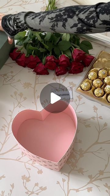 Bouquet Flowers And Chocolate, Ferrero Rocher Gift Ideas For Him, Box Flowers Gift Ideas Diy, How To Gift Chocolates, Chocolate Roses Bouquet Diy, Ferrero Rocher Heart Bouquet, Chocolate With Roses Bouquet, Diy Flower And Chocolate Bouquet, Flowers And Ferrero Rocher