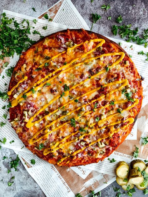 Montreal Smoked Meat Pizza, Pickles Red Onions, Montreal Smoked Meat Recipe, Montreal Smoked Meat Sandwich, Smoked Meat Sandwich, Montreal Smoked Meat, Pizza Dishes, Beef Pizza, Meat Cake