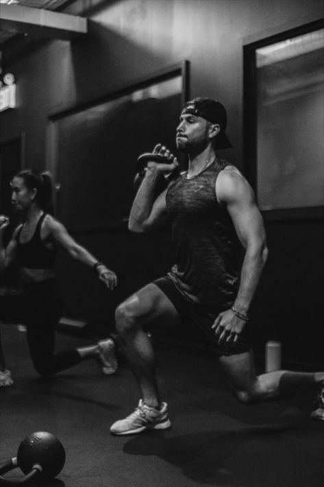 Fitness Training Photography, Fitness Training Aesthetic, Gym Aesthetic Black And White, Male Fitness Aesthetic, Personal Training Aesthetic, Workout Aesthetic Black, Gym Man Aesthetic, Men Fitness Aesthetic, Gym Photography Fitness Photos