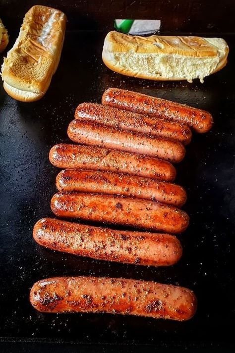 It’s simple: olive oil, granulated garlic and black pepper. Just a couple of changes transforms a hot dog from being an ordinary ‘dog to being the best damn hot dog you will have ever eaten in your entire life. Marinade For Hot Dogs, Marinated Hotdogs, Marinated Hot Dogs Recipes, Hot Dogs And Hamburgers, Best Hot Dogs, Griddle Cooking Recipes, Making Hot Dogs, Homemade Chili Recipe, Hot Dog Sauce