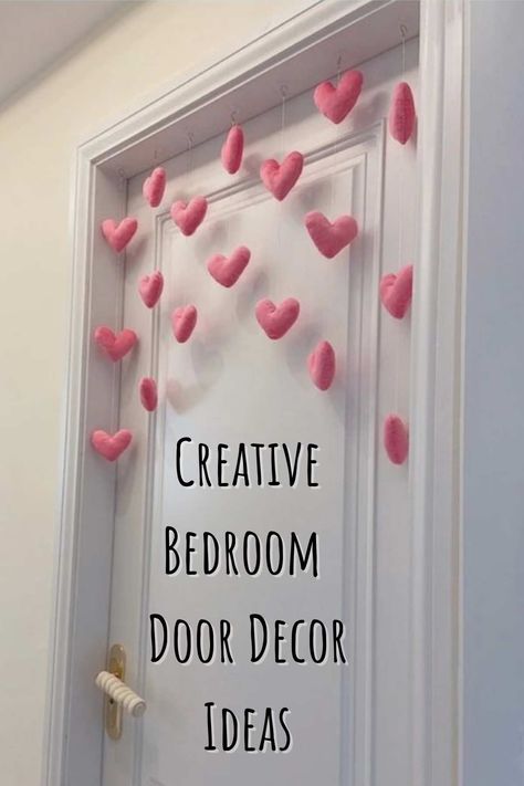 Cute Doors For Bedrooms, Creative Bedroom Door Ideas, Decorate Door Bedroom, Hanging Door Decor, Things To Put On Your Bedroom Door, Outside Dorm Door Decor, Outside Bedroom Door Decor, Diy Things To Put On Your Wall, Diy Door Signs Bedroom