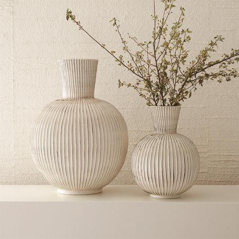 Vase Deco, Keramik Design, Global Views, Ceramics Pottery Art, Keramik Vase, Ceramics Ideas Pottery, Rustic White, Vase Design, White Vases