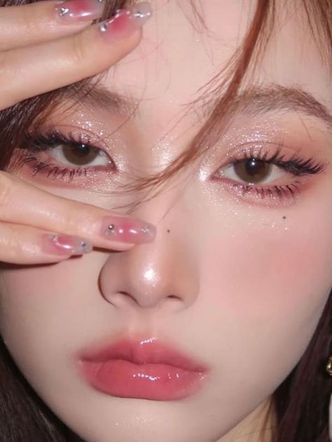 Soft glam makeup look with sparkles and glossy lips Eyes And Lips Makeup, Soft Glossy Makeup, Soft Glam Makeup Korean, Soft Glam Korean Makeup Look, Glittery Korean Makeup, Jelly Make Up Look, Soft Girly Make Up, Soft Simple Makeup, Korean Jelly Makeup Look