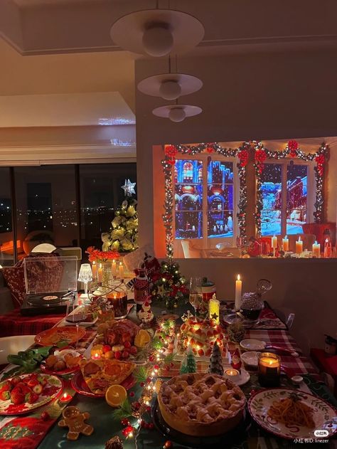 Essen, Natal, Cozy Christmas Movie Night Aesthetic, Christmas Food Aesthetics Ideas, Christmas Birthday Aesthetic, Christmas Night Out, Christmas Party Pics, Winter Movie Night Aesthetic, Christmas Dinner Astethic