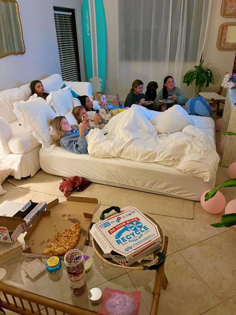 Fun Sleepover Ideas, Sleepover Things To Do, Friend Activities, Summer Goals, Summer Plans, Summer Friends, Teen Life, Friend Goals, Friendship Goals