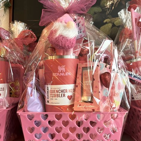 Burgundy Gift Basket Ideas, Stanley Raffle Basket, Stanley Easter Basket, Colored Themed Gift Baskets, Custom Gift Baskets, Gift Card Basket Ideas Birthday, Stanley Cup Gift Basket Ideas, Coquette Gift Basket, Stanley Cup Gift Basket