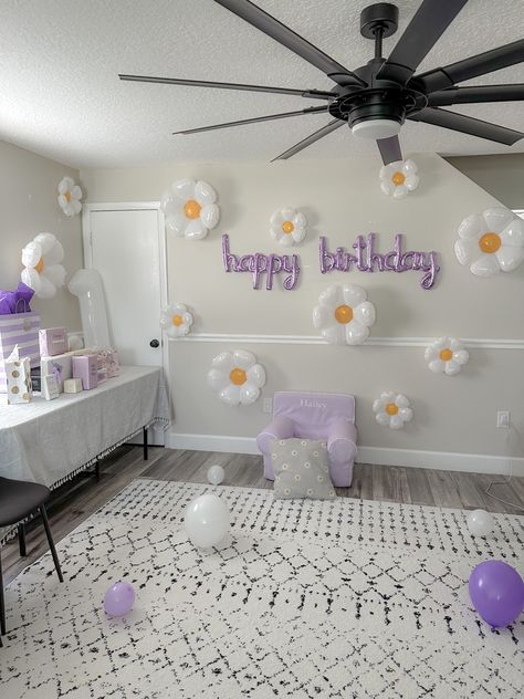 Birthday Wall Decoration, Birthday Decoration Ideas, Birthday Decorations At Home, Flower Birthday Party, Happy Birthday Decor, Simple Birthday Party, Daisy Party, Simple Birthday Decorations, Birthday Wall