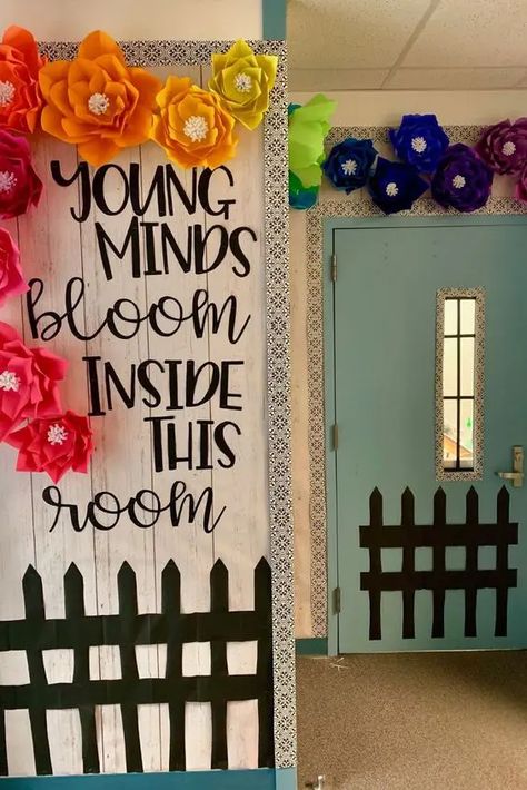 Garden Theme Classroom, Preschool Classroom Themes, Kindergarten Classroom Themes, Plants Classroom, Spring Bulletin, Diy Classroom Decorations, Spring Bulletin Boards, Spring Classroom, Preschool Classroom Decor