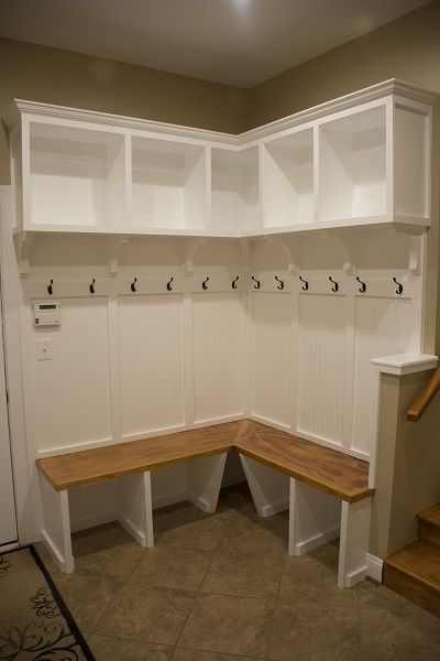 Corner Mudroom Storage, Corner Bench Mudroom, Mud Room Corner Bench, Built In Cubby Wall, Corner Mud Room Ideas, Small Corner Mudroom Ideas, Corner Cubbies, Corner Entry Bench, Entry Cubbies