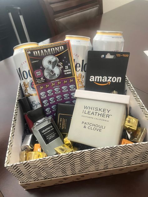 Men Burr Basket, Guys Basket Gift Ideas, Dad Birthday Basket Ideas, Guy Birthday Basket, Gift Baskets For Brother, Jingle Baskets For Him, Men Birthday Gifts Baskets, Grad Baskets For Guys, Home Decor Basket Ideas