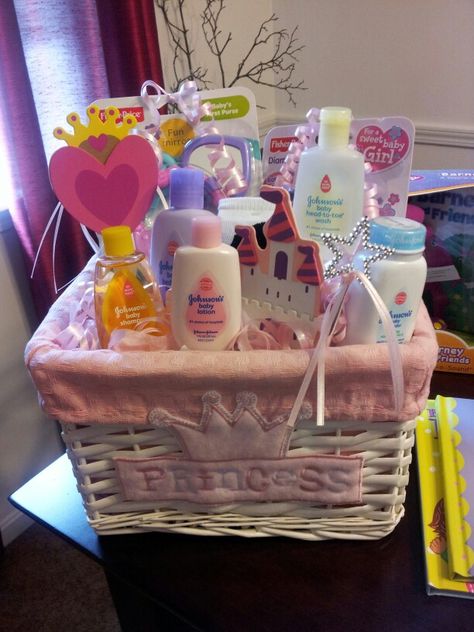 The gift basket I made for my sister to welcome her baby! Baby Shower Basket With Balloons, Gift Basket For Baby Girl, Baby Gift Packing Ideas, Baby Welcome Decoration Ideas, Baby Basket Gift Ideas, Baby Gift Basket Ideas, Girl Gift Baskets, Baby Shower Baskets, Baby Basket