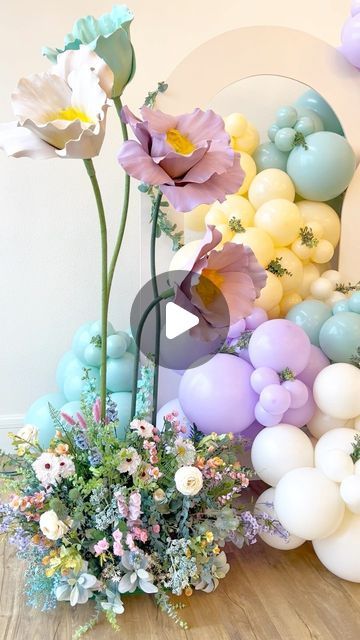 ATX Event Styling | Madina on Instagram: "Watch the process of creating giant flowers from scratch, with wild style florals at the base. This two-day labor of love transforms simple materials into a work of art ✨ perfect for adding a unique touch to any event 🌸" Tela, Cool Things To Do With Balloons, Paper Flowers Birthday Decoration, Blooming Birthday Party, Paper Flower And Balloon Backdrop, Flowers And Balloons Backdrop, Flowers And Balloons Decoration, Giant Flower Decoration, Diy Large Flowers