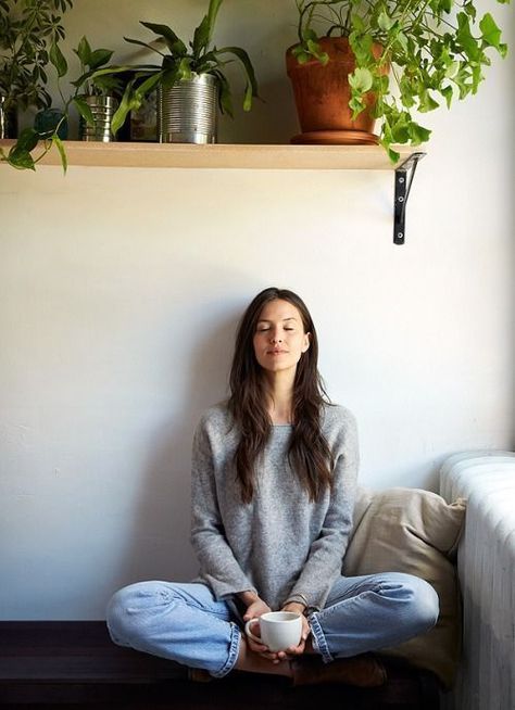 5 Meditation Tips for Beginners Who Want to Meditate for 5 Minutes a Day June Manifestation, Meditation Photo, Delta Breezes, Meditation Photos, Laura Wood, Yoga Photoshoot, Types Of Meditation, Yoga Photos, Personal Branding Photoshoot