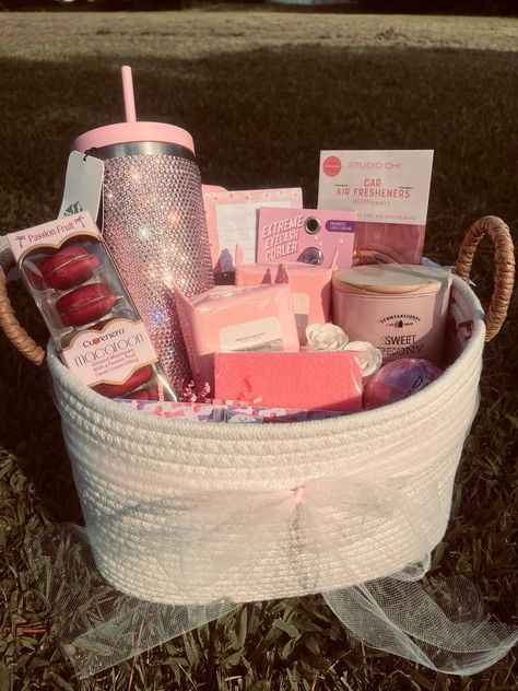 ❀ Pink Gift Basket ❀ This pink gift set includes: -2 candy flavored lip balms  -2 packs of precision beauty makeup wipes  -2 rose scented/shaped soaps  -pink eyelash curler  -Scentsational sweet peony candle  -Onyx Bathhouse pomegranate bath bomb  -Hydrapeak limited edition pink sparkly tumbler -pink notepad  -Studio Oh! cowgirl boots car freshener  -Curenero passion fruit macaroons  -pink pumice foot scrub -NK lip gel  -nail file  -gift basket with bow, wrap, and personalized gift tag -optional Pink Teen Gifts, Pink Self Care Basket, Gift For Besties Birthday, Gift Basket Makeup, Gift Basket Ideas With Blankets, Friends Basket Gifts, Girly Goodie Bags, Pink Girly Gifts, Pink Gift Bags Ideas