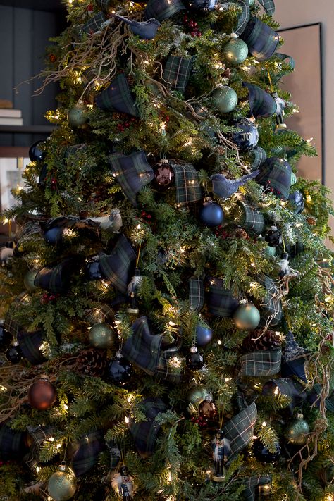 Blue And Green Plaid Christmas Tree, Green Christmas Tree With Blue Ornaments, Blue And Burgundy Christmas Tree, Navy Plaid Christmas Tree, Navy Green Christmas Tree, Red Navy Christmas Tree, Christmas Tree Dark Aesthetic, Blue Brown Christmas Decor, Green And Blue Plaid Christmas Tree