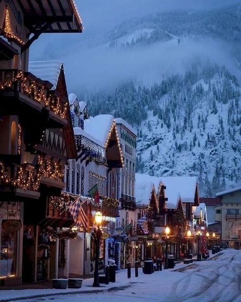 Leavenworth at Christmas Natal, Leavenworth Washington Christmas, Leavenworth Washington, Cabin Aesthetic, Christmas Scenery, Washington Usa, Christmas Town, Christmas Travel, Winter Scenery