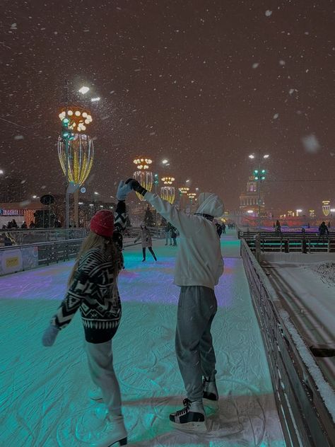 Cute Date Ideas, Shotting Photo, Aesthetic Couple, I Love Winter, Christmas Feeling, Winter Love, Christmas Couple, Winter Pictures, Photo Couple