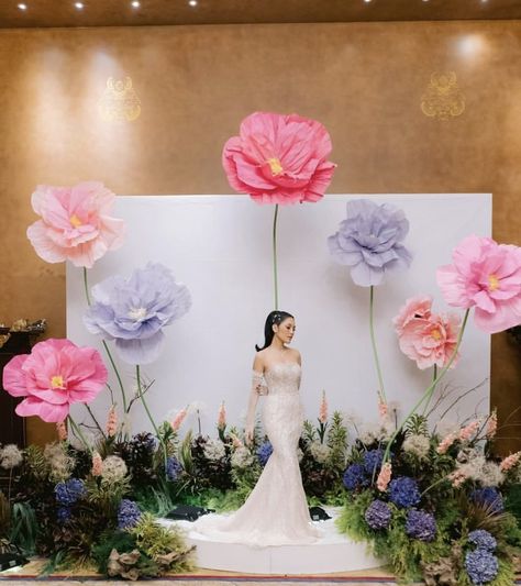 Giant Flowers Diy, Gubahan Bunga, Decoration Evenementielle, Wedding Backdrop Design, Wedding Backdrop Decorations, Paper Flower Decor, Giant Flowers, Giant Paper Flowers, Flower Display