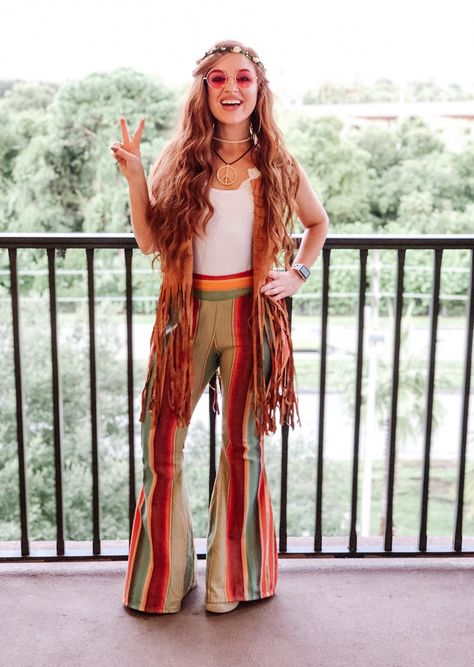 Easy and affordable costume for a decades party ! Hippie Carnaval, 70s Hippie Outfits, Moda Z Lat 70., Hippie Costume Diy, Hippie Outfits 70s, 70’s Costume, 70s Outfits Ideas, Mode Disco, Decades Party