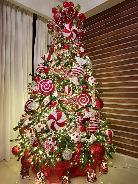 Candy Cane Christmas Tree Candy Cane Christmas, Candy Christmas Tree, Candy Cane Christmas Tree, Christmas Tree Decorating Themes, Peppermint Christmas, Creative Christmas Trees, Christmas Themes Decorations, Christmas Tree Inspiration, Candy Christmas Decorations