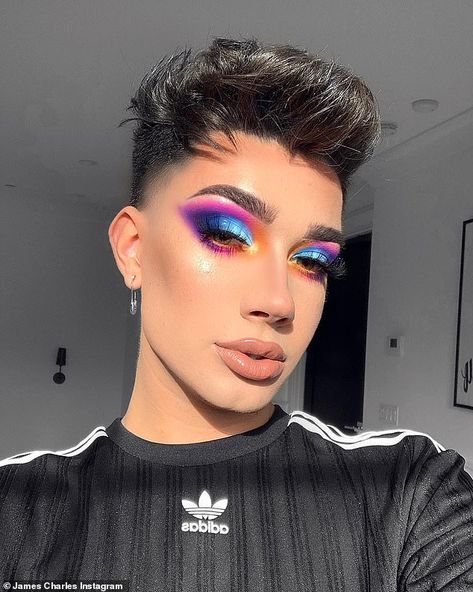 Winged Eyeliner, Look Older With Makeup, Makeup Skills, Lipstick Swatches, Look Older, James Charles, Photo Makeup, Beauty Standards, Artistry Makeup