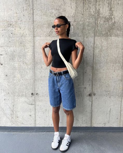 Fit inspo Long Denim Shorts Outfit Aesthetic, Cool Outfits With Shorts, Jean Bermuda Shorts Outfit Street Styles, Summer Outfit Short Women, Long Shorts Outfits Women Street Style, Long Jean Shorts Outfit Summer, Jorts Inspo Woman, Jort Outfits Summer, Summer Outfits 2024 Shorts