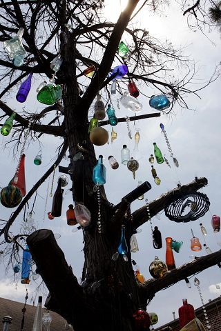 Bottle trees prevent evil spirits from entering your home. They get trapped in the bottles confused by all the light and colour. Upcycling, Wine Bottle Trees, Bottle Trees, Bottle Tree, Witch Garden, Bottle Garden, Blue Bottle, Glass Garden, Garden Crafts