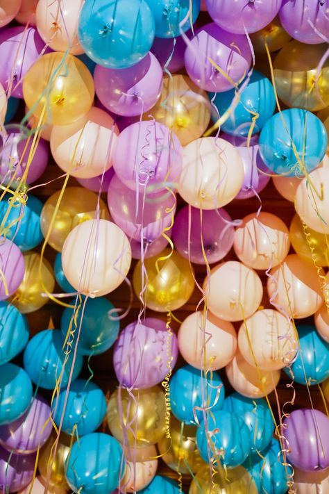 balloons Balloon Filled Ceiling, Balloons Ceiling, Balloon Aesthetic, Balloons Aesthetic, Ceiling Wedding, Balloon Wallpaper, Balloon Ceiling, Balloons Photography, Happy Birthday Wallpaper