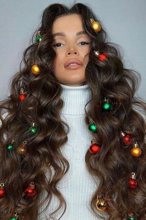 Christmas holiday hairstyles Holiday Hairstyles Easy, Futuristic Hair, Christmas Party Fashion, Holiday Party Hair, Festive Hair, Holiday Photoshoot, Black Hair With Highlights, Medium Bob Hairstyles, Christmas Hairstyles